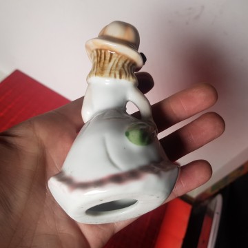 1 € Figura pequeña de porcelana niña con flores pongo decorativo