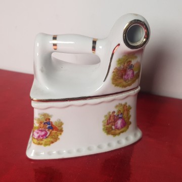 Joyero de porcelana en forma de plancha de carbón con escenas galantes