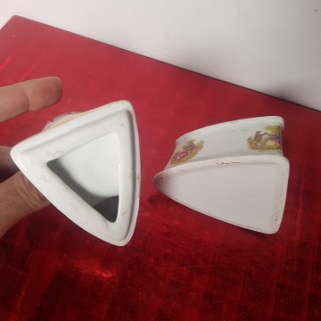 Joyero de porcelana en forma de plancha de carbón con escenas galantes