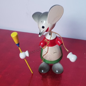 Ratita con escoba de madera años 60 Goula figurita