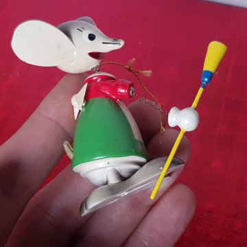 Ratita con escoba de madera años 60 Goula figurita
