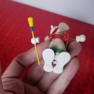 Ratita con escoba de madera años 60 Goula figurita