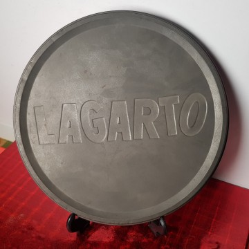 Tapa de metal detergente lagarto antigua de hierro