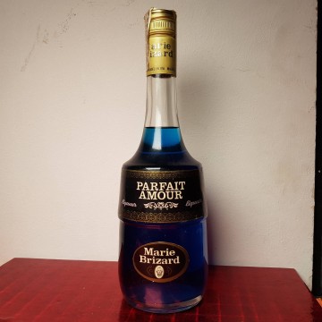 Antigua botella llena Brizard parfait amour sello cuatro pesetas