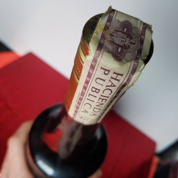 Antigua botella llena Brizard parfait amour sello cuatro pesetas