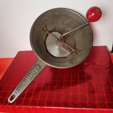 Antiguo pasapurés con patas Moulin legumes pasapure utensilio cocina