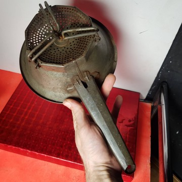 Antiguo pasapurés con patas Moulin legumes pasapure utensilio cocina