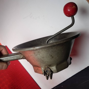Antiguo pasapurés con patas Moulin legumes pasapure utensilio cocina