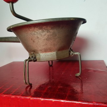Antiguo pasapurés con patas Moulin legumes pasapure utensilio cocina