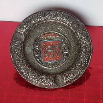 antiguo cenicero de metal escudo de Jaca en relieve 6 €