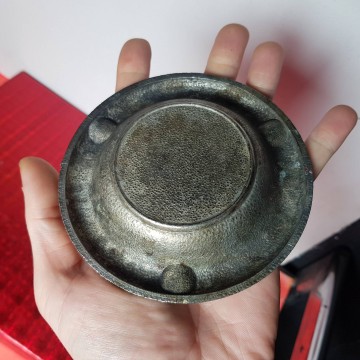 antiguo cenicero de metal escudo de Jaca en relieve 6 €