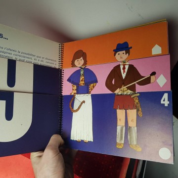 Vesteix al revés en la història Violeta denou llibre joc infantil rar