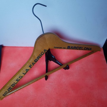 Antigua percha de madera Muebles La Fábrica Barcelona Rocafort 142 2 €