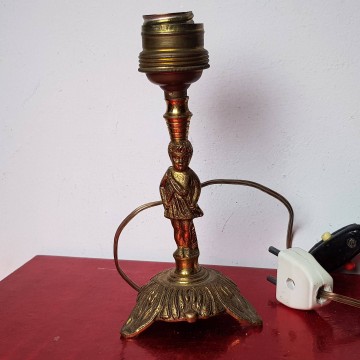 Antigua lámpara de sobremesa con figura de Cupido en bronce o latón