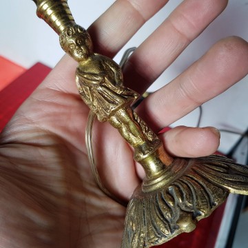 Antigua lámpara de sobremesa con figura de Cupido en bronce o latón