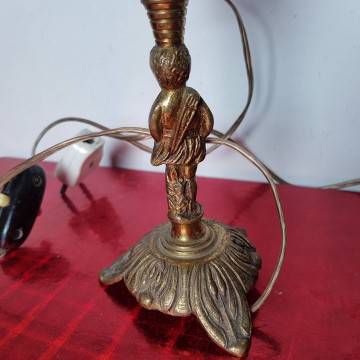 Antigua lámpara de sobremesa con figura de Cupido en bronce o latón