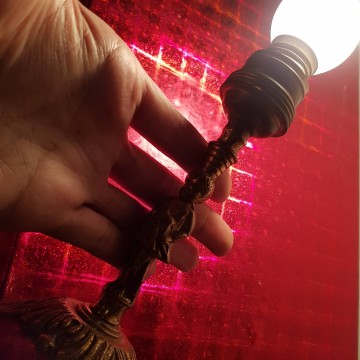 Antigua lámpara de sobremesa con figura de Cupido en bronce o latón