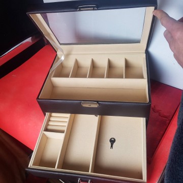 Expositor de relojes con llave o joyero de La Caixa 12 €