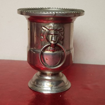 Huevera de metal con leones alpaca antigua antigüedades comprar