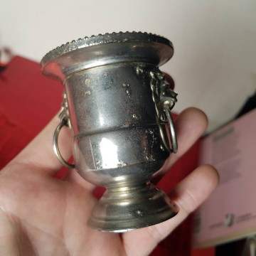 Huevera de metal con leones alpaca antigua antigüedades comprar