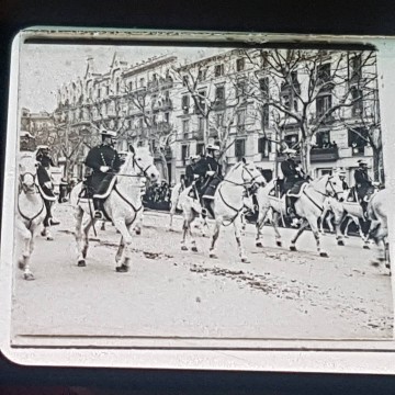 Fotografía cristal estereoscópica antigua desfile militar caballería