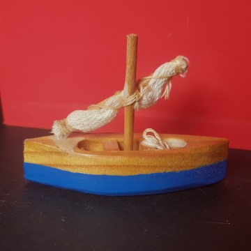 barca de madera en miniatura
