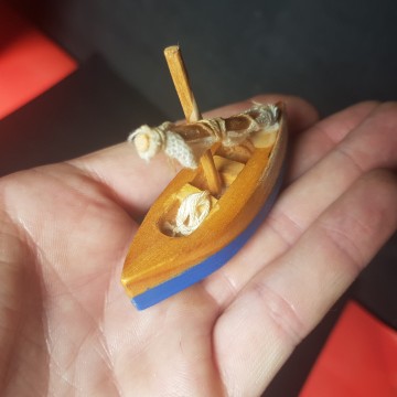 barca de madera en miniatura