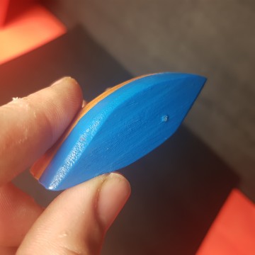 barca de madera en miniatura