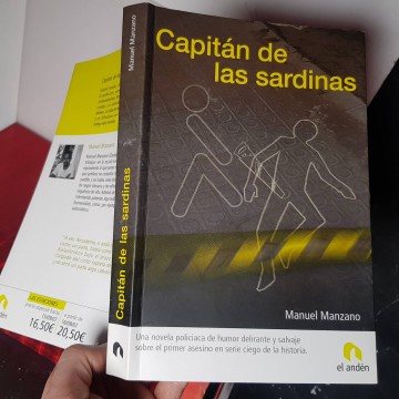Capitán de las sardinas Manuel Manzano thriller satírico librería