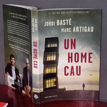Llibreria online llibres catala Un home cau Jordi Basté Marc artigau