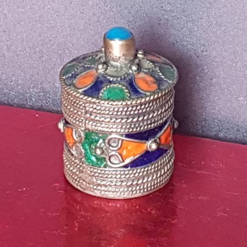 Pastillero antiguo de metal latón incrustaciones de piedras pequeño