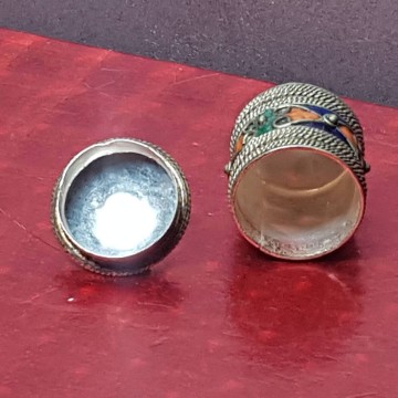 Pastillero antiguo de metal latón incrustaciones de piedras pequeño