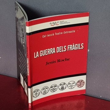 Obra de teatre Llibre en Català La guerra dels fràgils que surt Roche