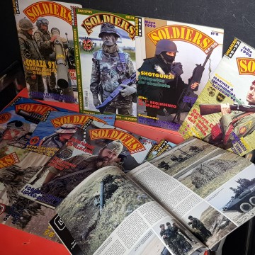 Soldiers raids lote revistas bélicas Legión Española Cóndor librería