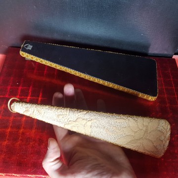 Antiguo cepillo con colgador tapizado color beige oro dorado años 60