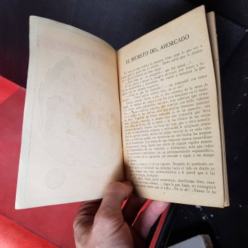 El secreto del ahorcado Charles Dickens novela maestra editorial marco