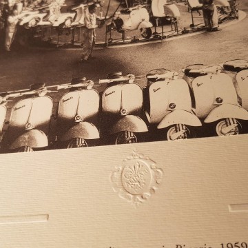 Operarios en la cadena de montaje de Vespa Piaggio  fotografía alinari