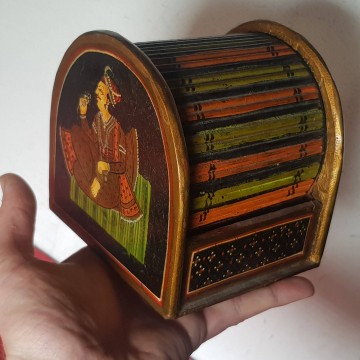 Joyero-secreter vintage pintado a mano motivos orientales india madera