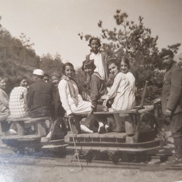 Antigua y rara postal vagoneta con gente
