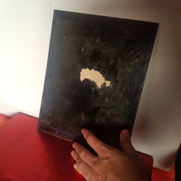 ANTIGUA TABLA CON INCRUSTACIONES IRISADAS.
