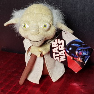 YODA DE PELUCHE.
