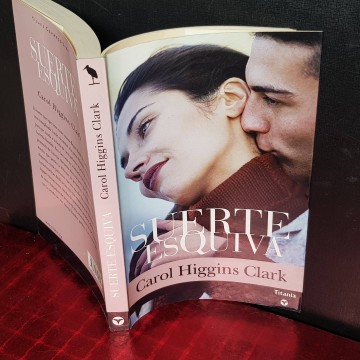 SUERTE ESQUIVA, CAROL HIGGINS CLARK.