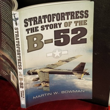 STRATOFORTRESS, THE STORY OF THE B-52, MARTIN W. BOWMAN.