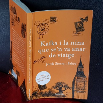 KAFKA I LA NINA QUE S'EN VA ANAR DE VIATGE, JORDI SIERRA I FABRA.