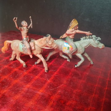 LOTE 2 GUERREROS INDIOS A CABALLO.