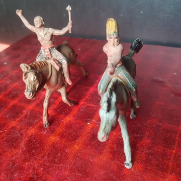 LOTE 2 GUERREROS INDIOS A CABALLO.