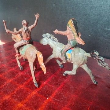 LOTE 2 GUERREROS INDIOS A CABALLO.
