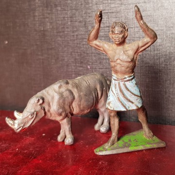 PORTEADOR AFRICANO Y RINOCERONTE.
