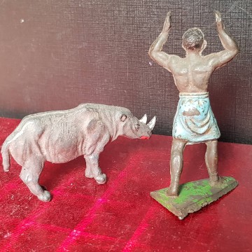 PORTEADOR AFRICANO Y RINOCERONTE.