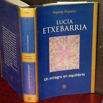 UN MILAGRO EN EQUILIBRIO, LUCÍA ETXEBARRIA. (FIRMADO).